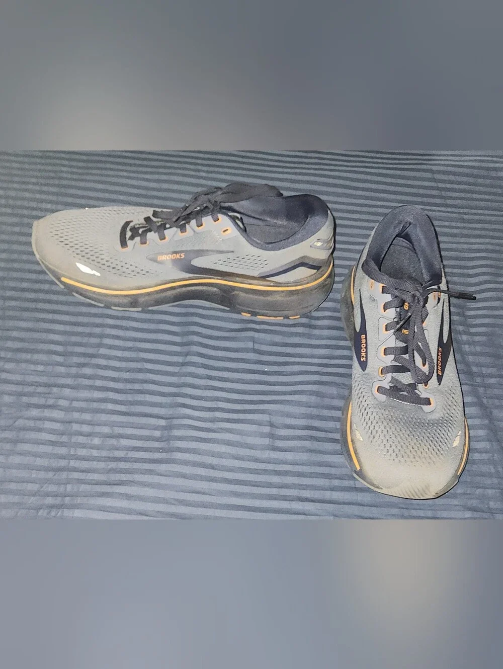 Brooks Ghost 15 Men's Gray and Black Running Shoes with Yellow Accent Size 8.5